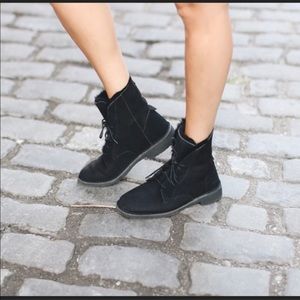 UGG 🔴 Quincy Lace up black boots